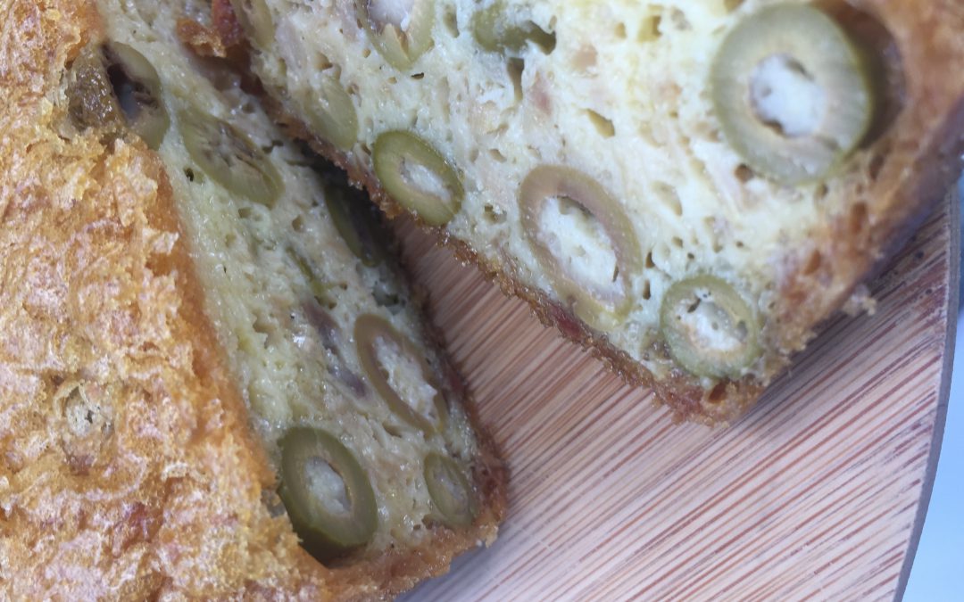Cake au thon, aux olives vertes et aux amandes